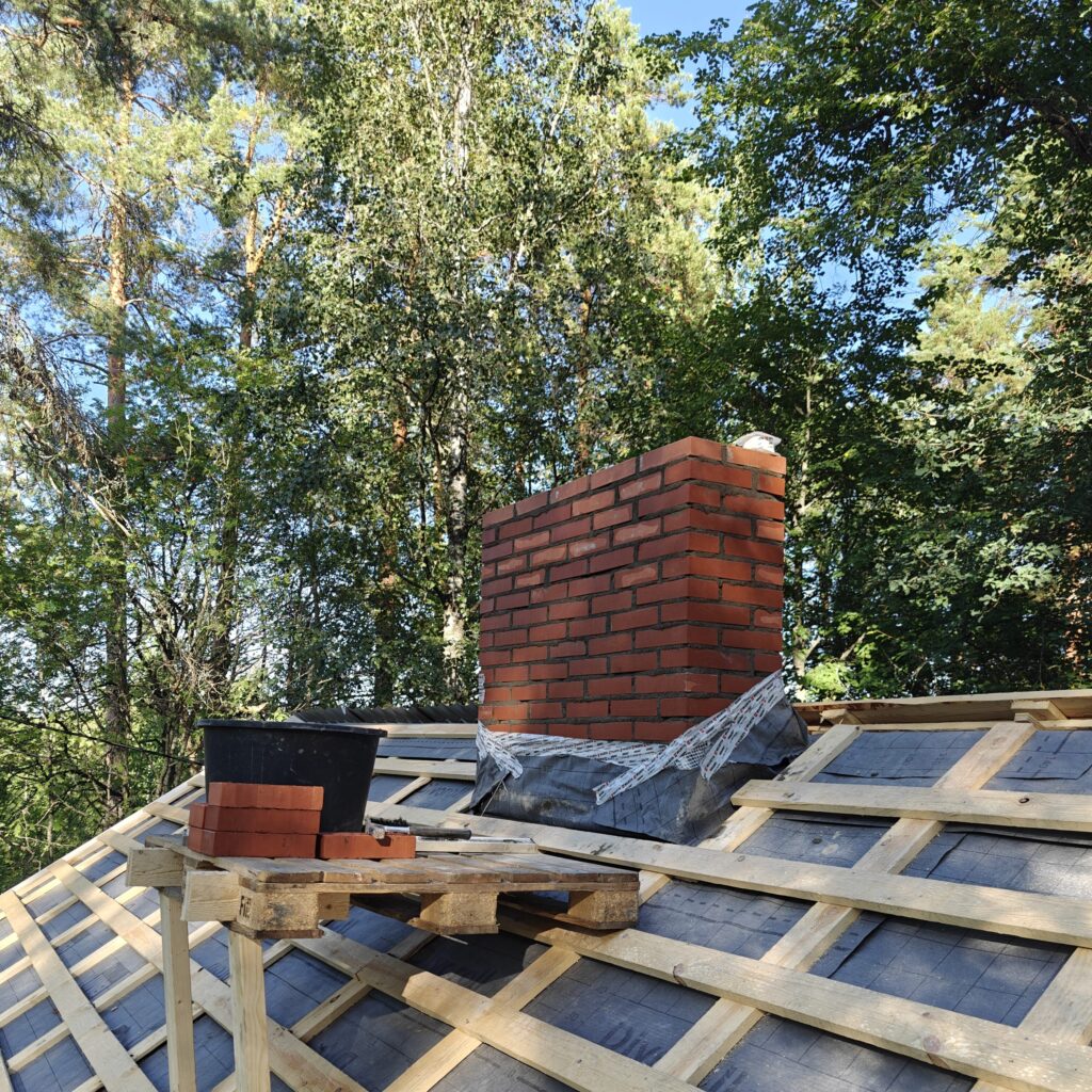Piipun korjaaminen kattoremontin yhteydessä